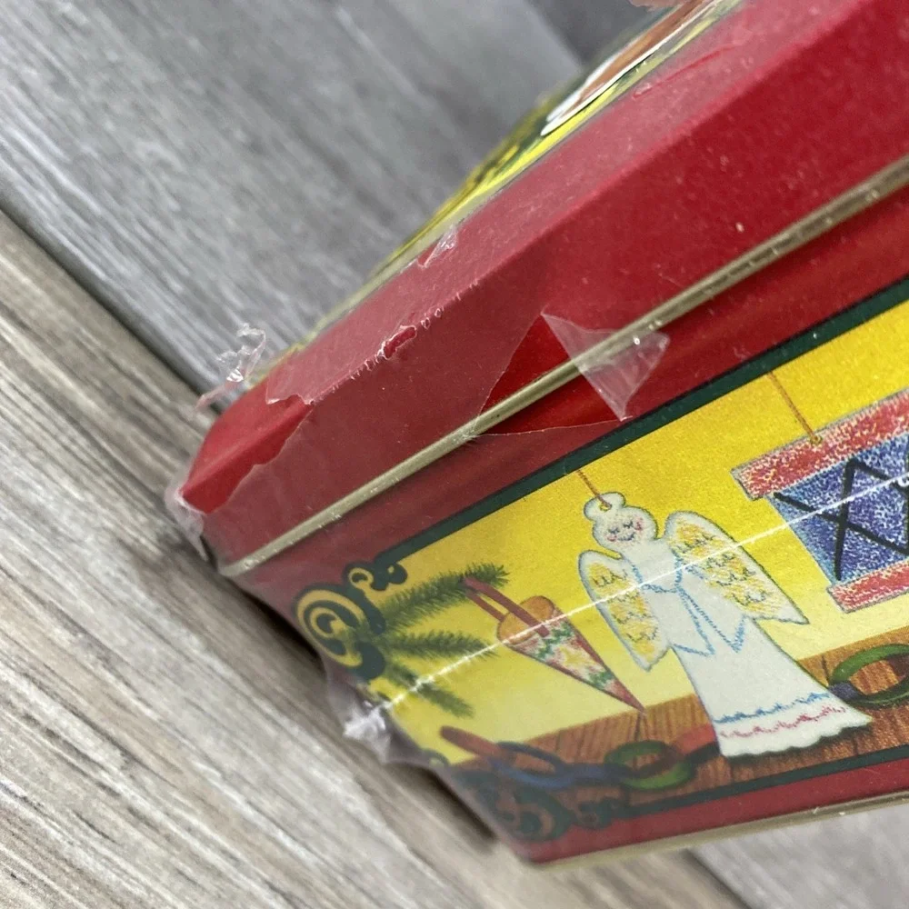 Crayola Holiday Tin 1992 Unisex OS Red NEW 1st‎ Edition 64 Crayons Bear Ornament